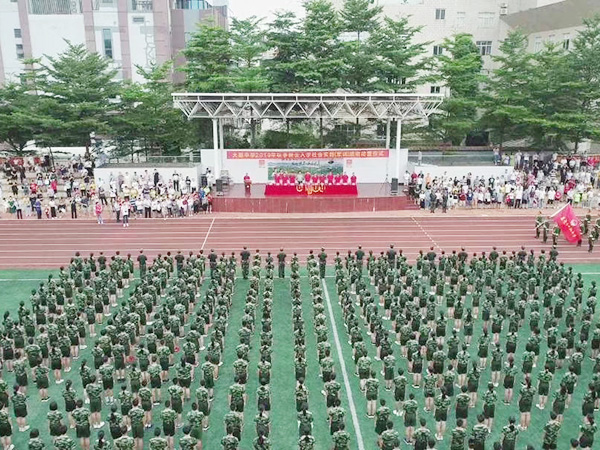 学校军训列队